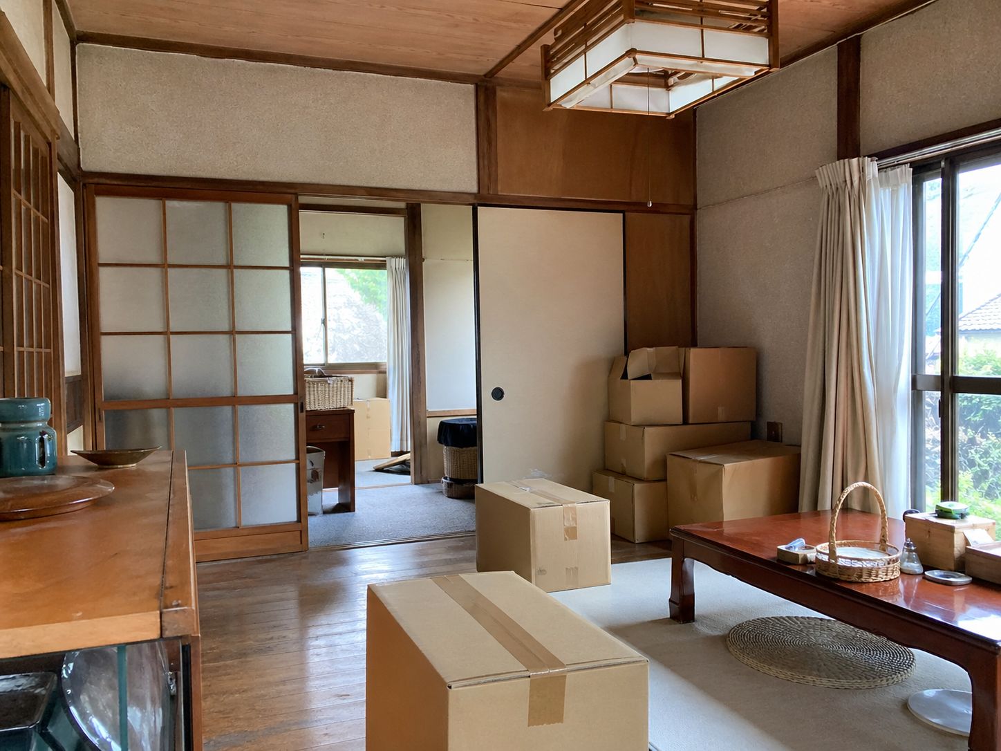 塩尻市の空き家解体で家財や残置物が残っている室内のイメージ