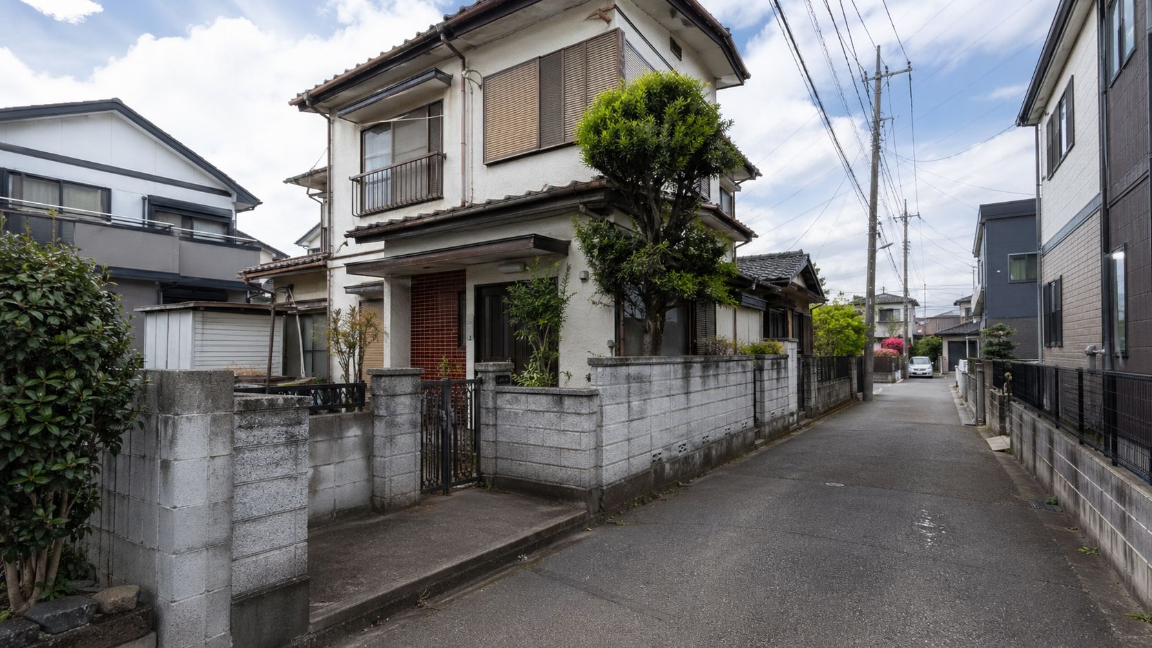 解体工事で道路幅や車両の出入りを確認する住宅街のイメージ