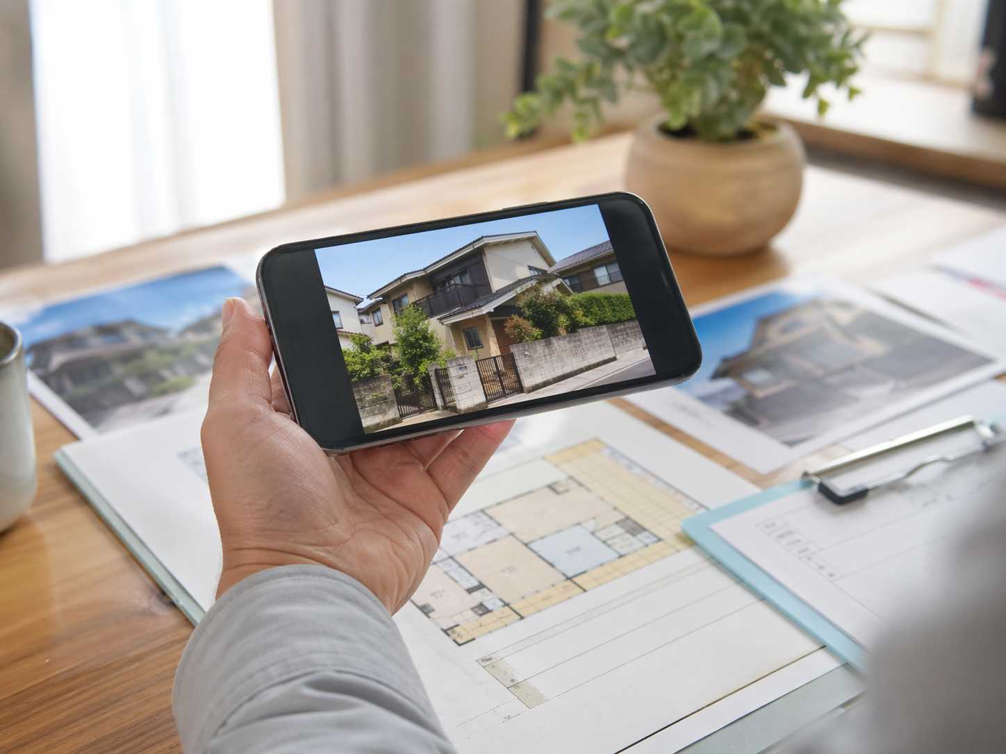 遠方から写真を送って相談する様子