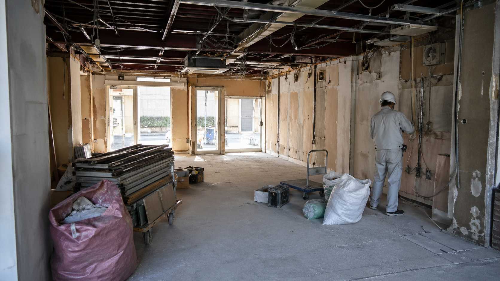 店舗テナント内装解体の作業現場