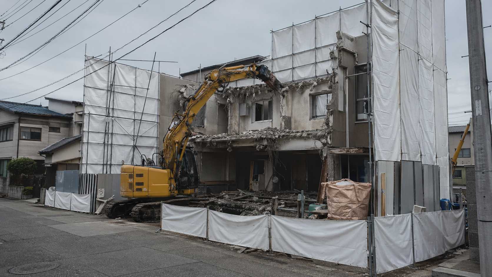 ビル解体現場での重機作業