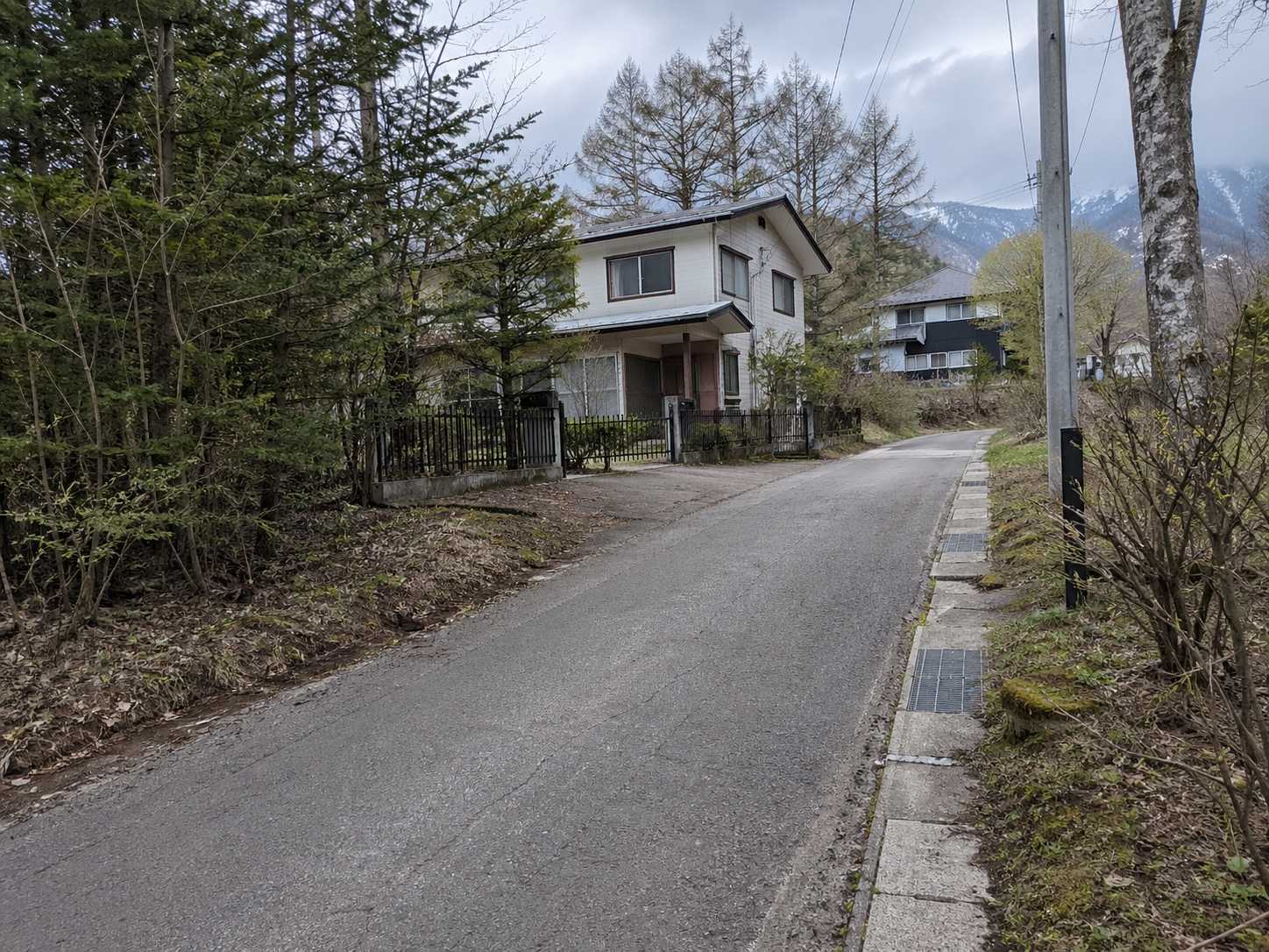 白馬村の別荘地で道路幅や搬入経路を確認するイメージ