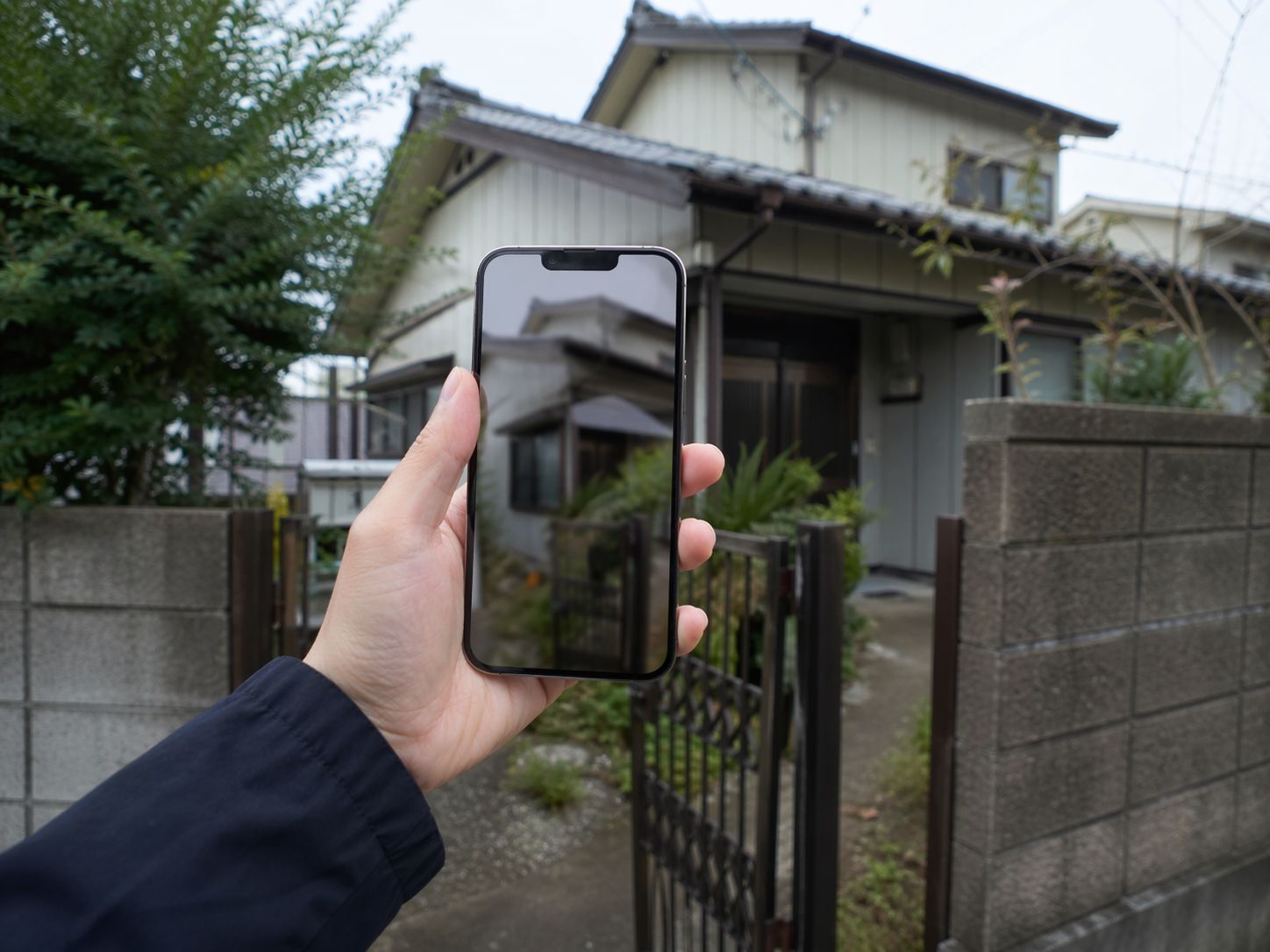 住宅外観を確認して解体相談するイメージ