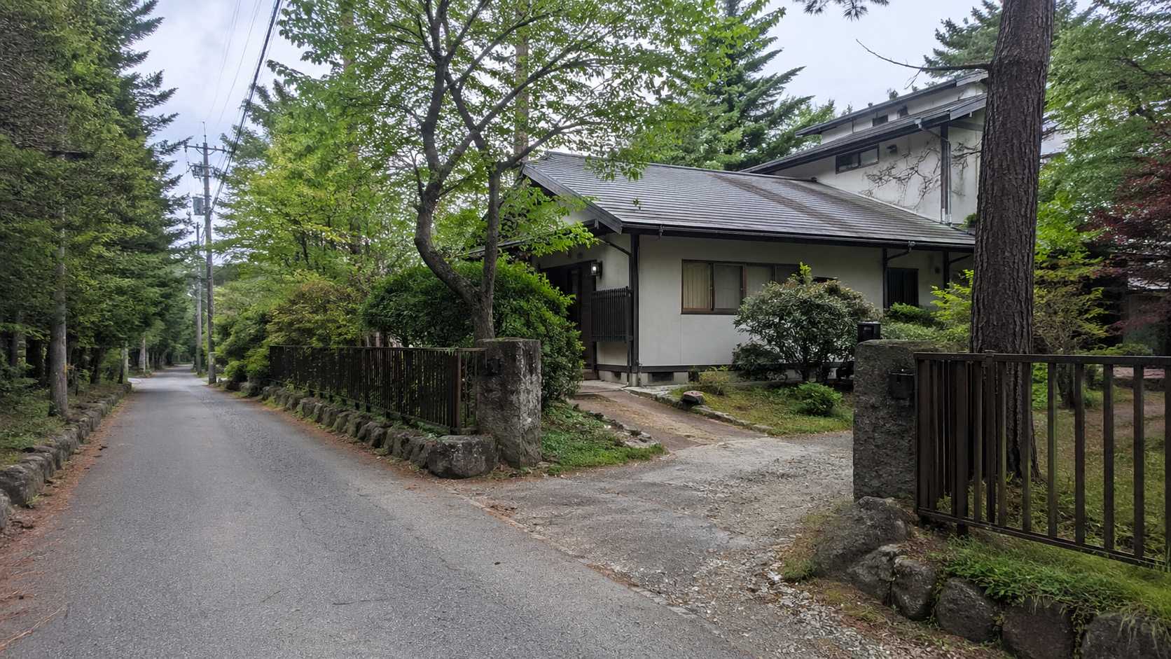 軽井沢町の別荘地で道路幅や搬入経路を確認するイメージ