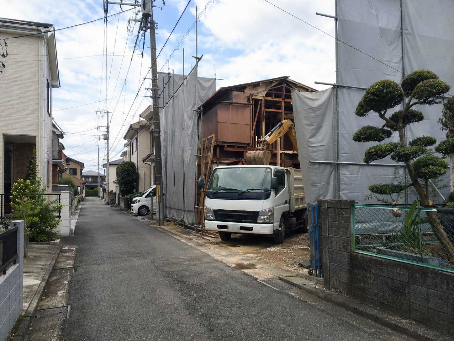 少し離れた地域の住宅地と解体予定建物のイメージ