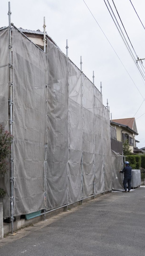 解体工事で養生や散水など粉じんへの配慮を行うイメージ
