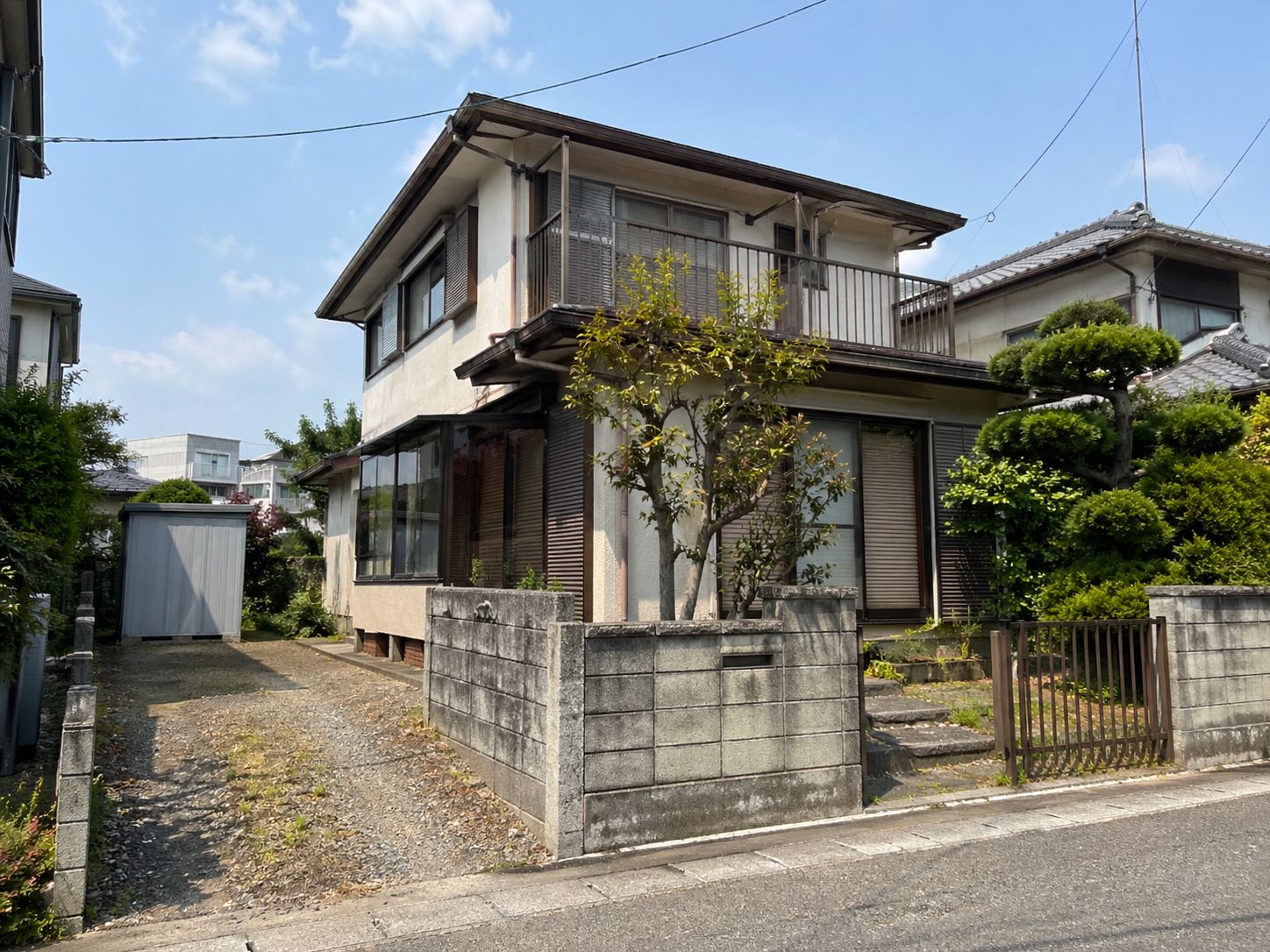 安曇野市の解体工事で庭木や物置や塀など付帯物を確認するイメージ