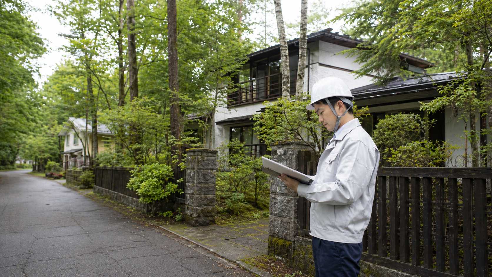 軽井沢町で別荘や空き家の解体相談をするイメージ