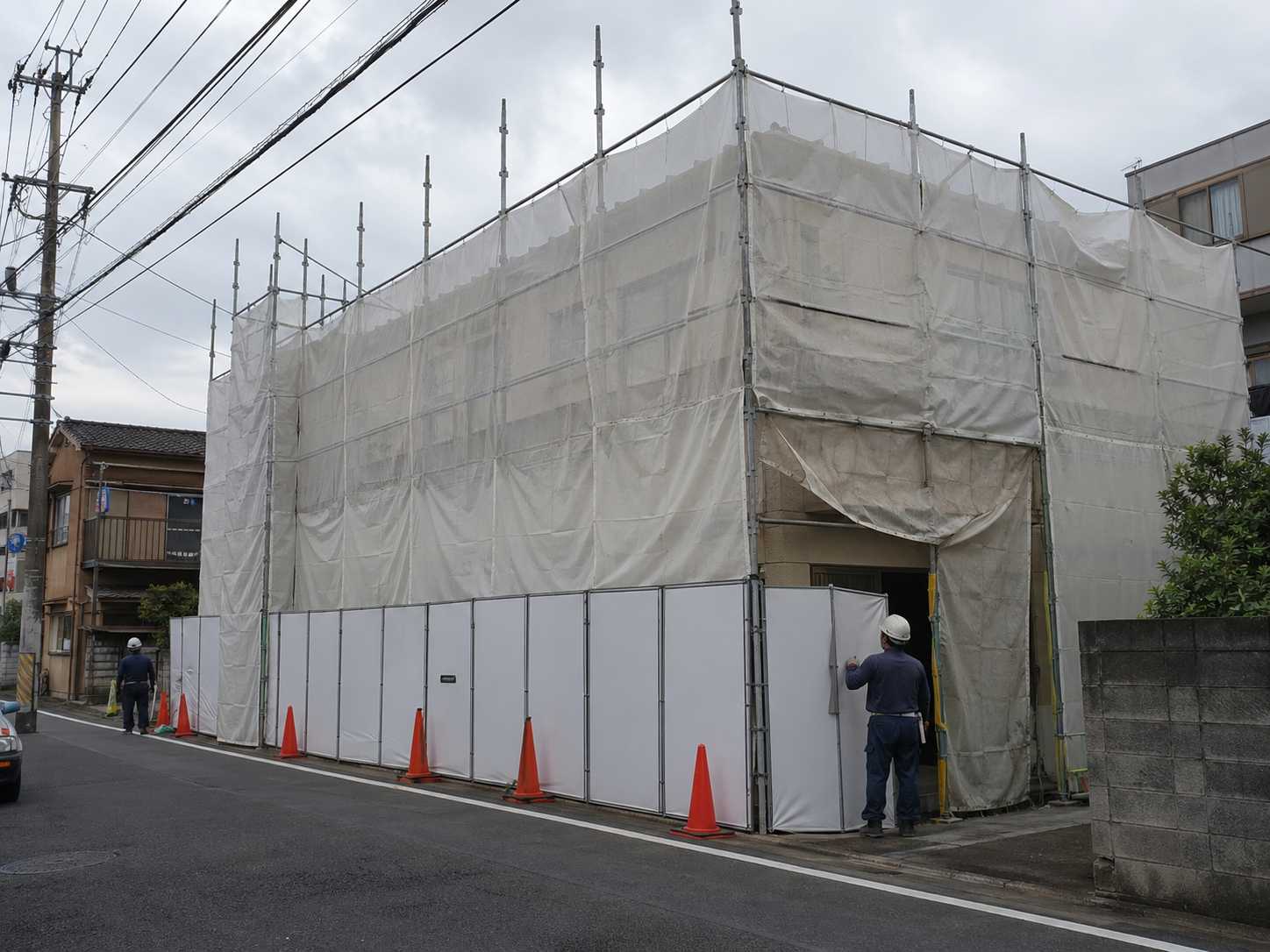 ビル解体の養生と安全対策