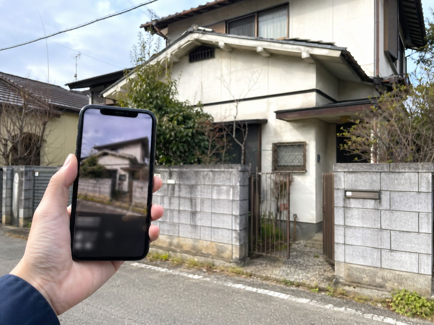 塩尻市の空き家解体をスマートフォンの写真で相談するイメージ