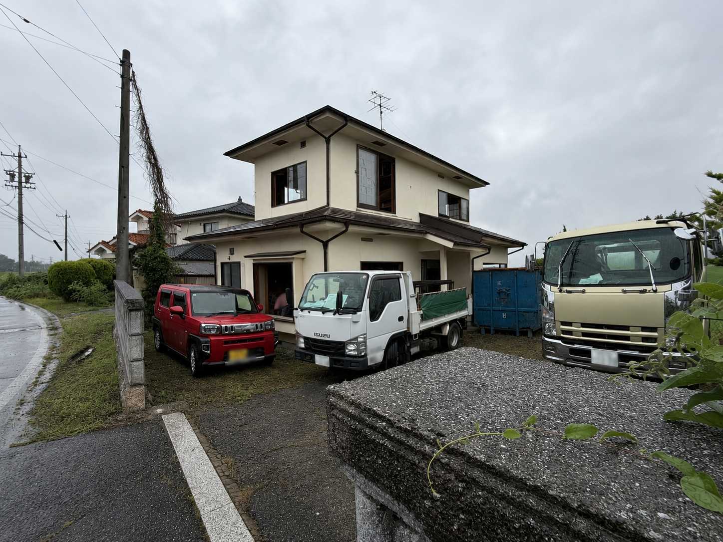 道路幅や車両の出入りを確認しながら進める住宅解体前の現場